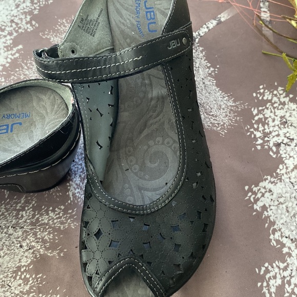 Shoes - Picture 4 of 11